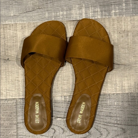 Steve Madden Brown Quilted Slide Sandals - Picture 4 of 4